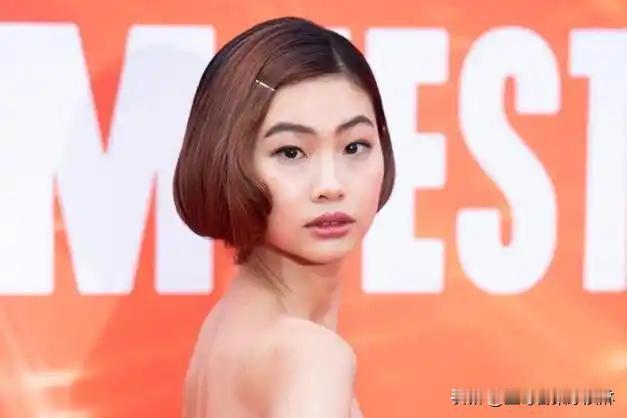 我记得郑浩妍和李东辉恋爱谈了九年，感情一直很稳定，哪怕是郑浩妍鱿鱼游戏大爆后他们