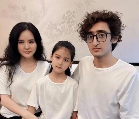 2018年，20岁迪拜富少在湖南留学，竟爱上36岁离异宝妈。父亲知道后勃然大怒：