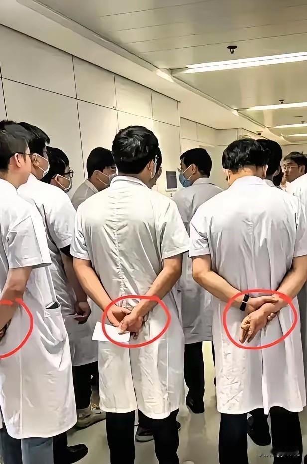 医生查房标配动作，你知道这是为什么吗？