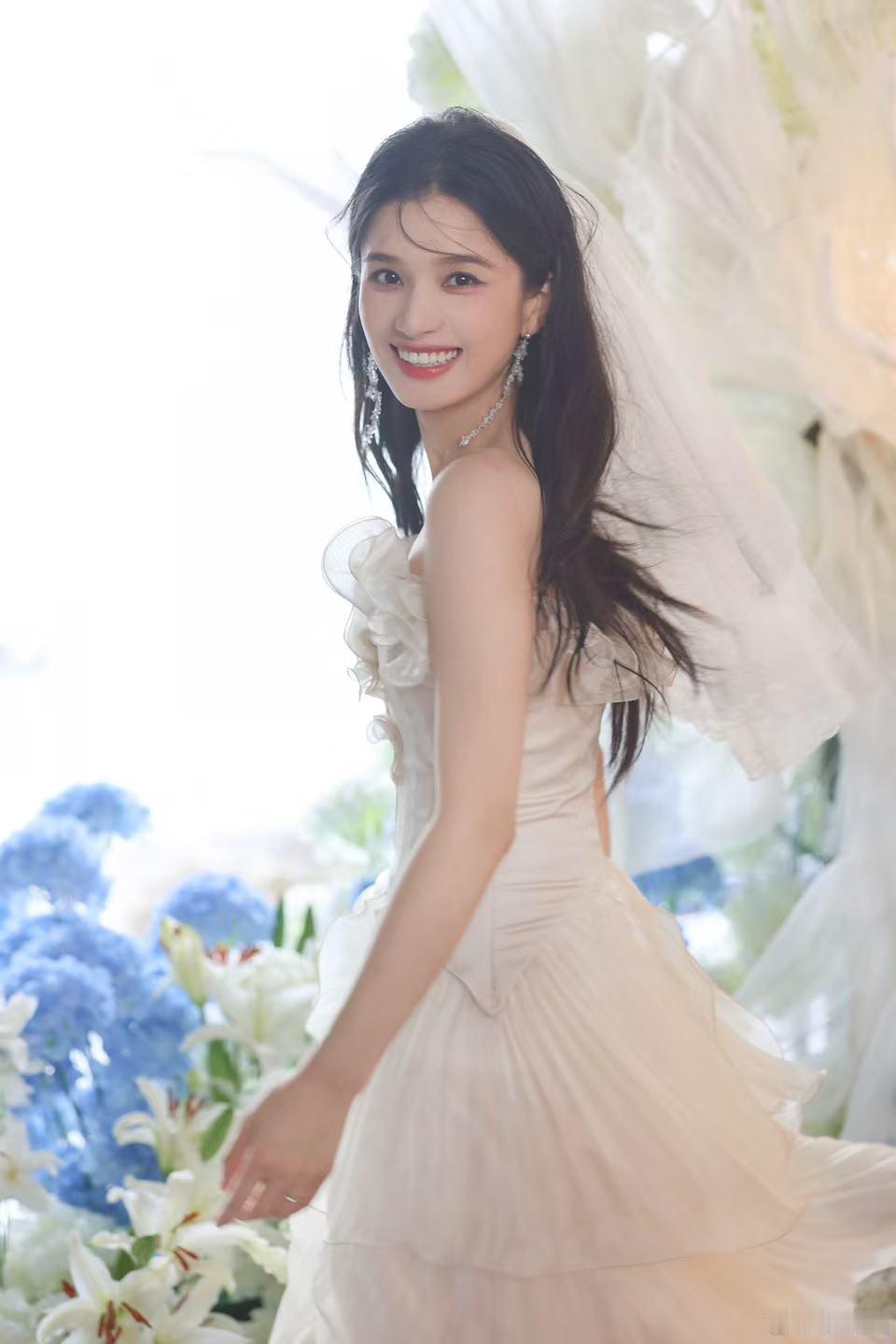 张婧仪婚纱手捧花张婧仪野狗骨头婚纱照 美的很幸福 