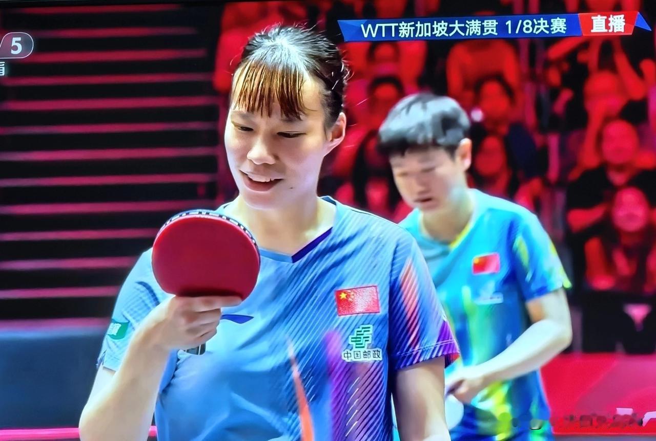 瑶瑶对着球拍苦笑:从拿着你那天起，就没赢过莎莎，看来今天还是不行啊！
莎莎走在后