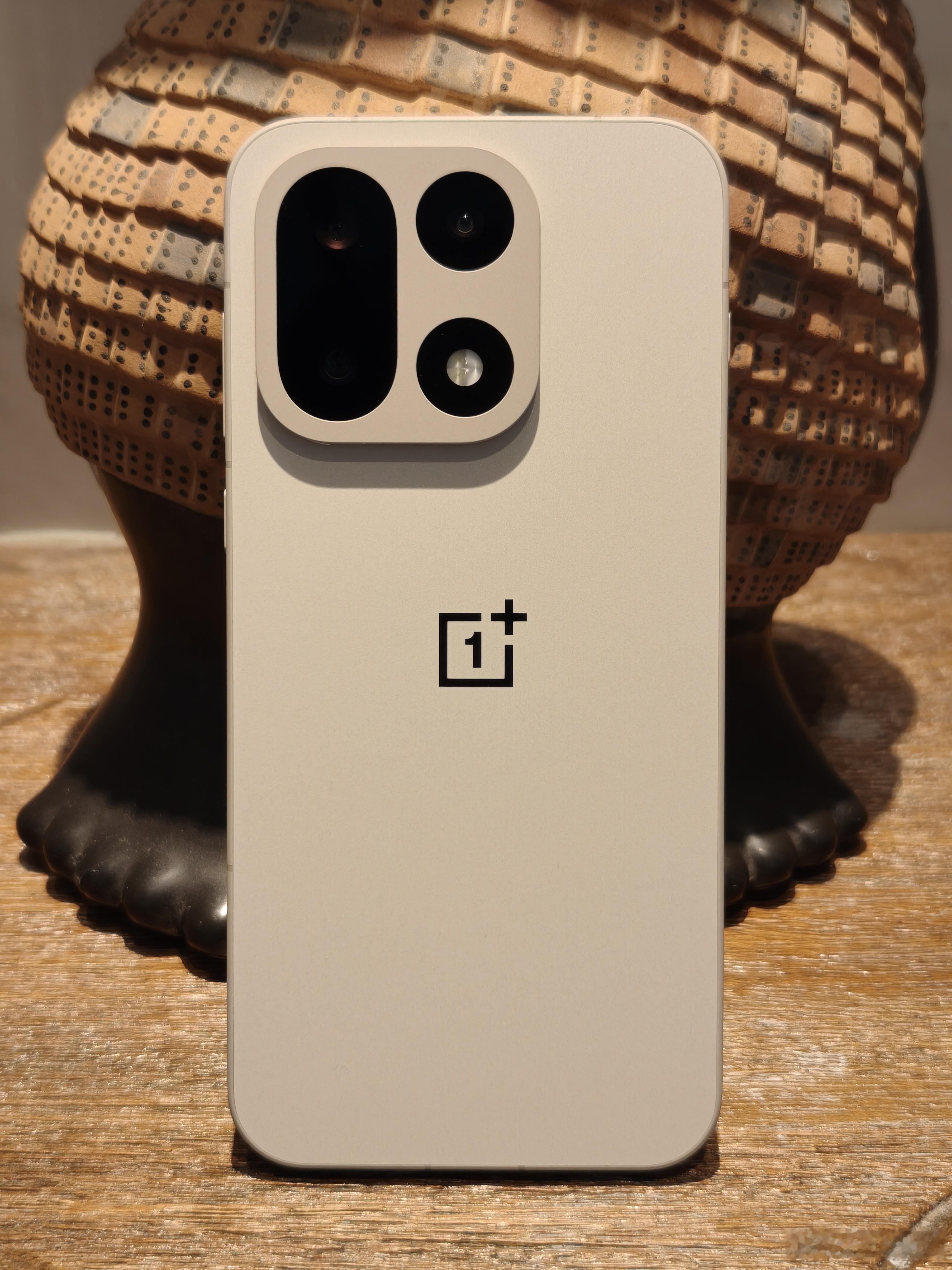 一加15的质感是真的顶级，怪不得那么多博主说它可能是今年质感最好的手机。 ​​​