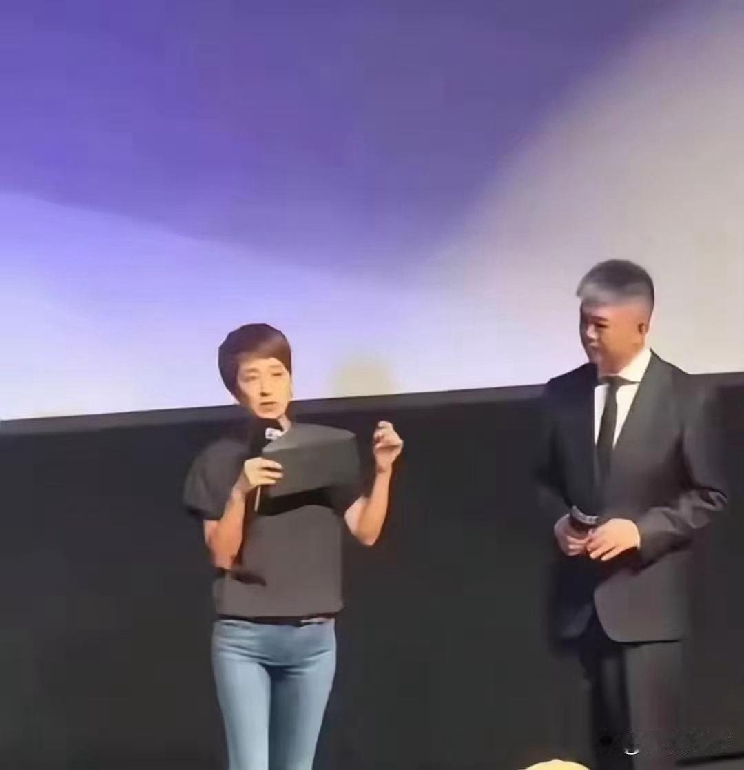 马伊琍这条裤子造型看着怪怪的，看着好像前后穿反了。 