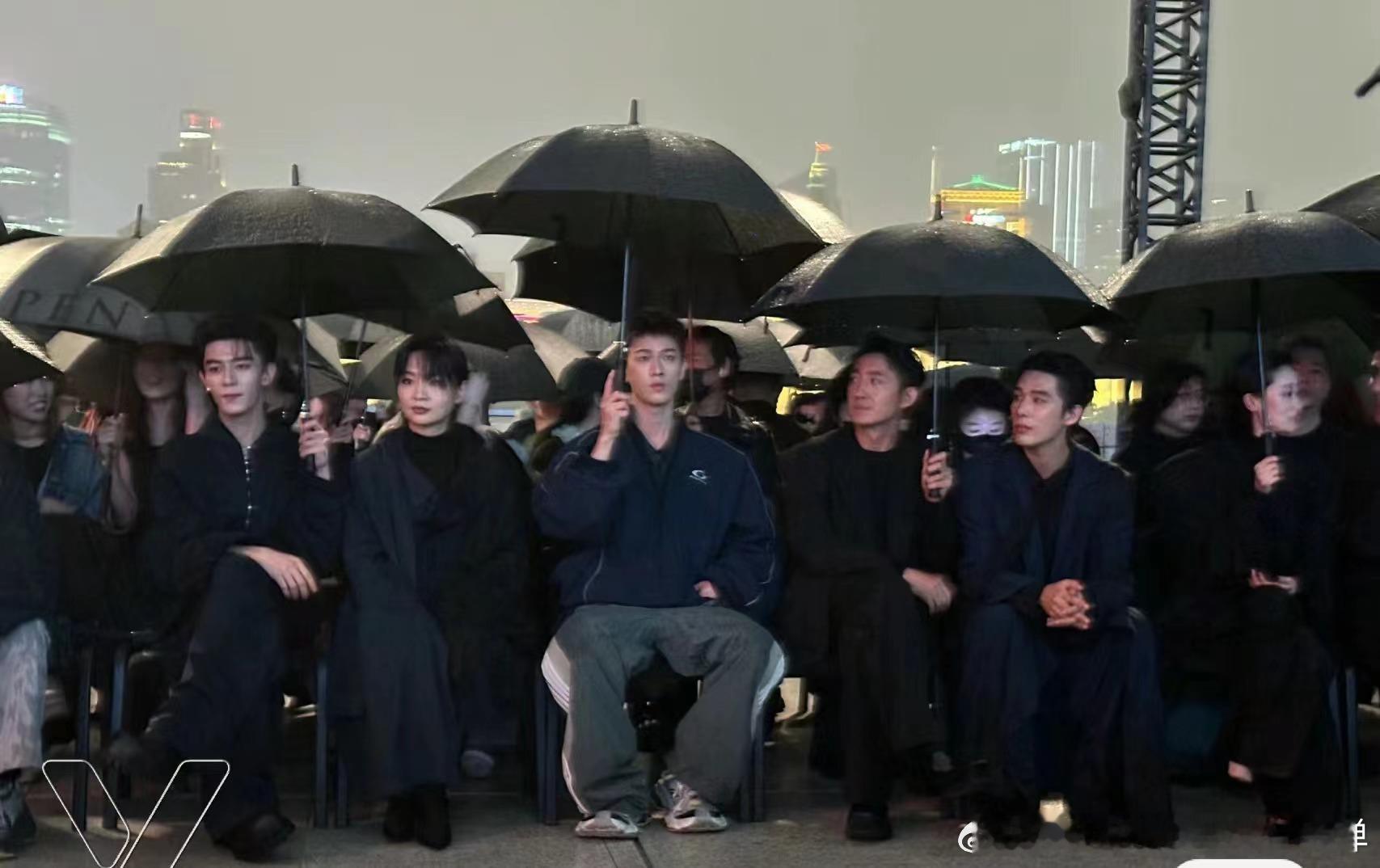 #李昀锐夹缝中打伞##李昀锐打伞像军姿# 李昀锐在上海大秀上的这一独特场景，夹缝