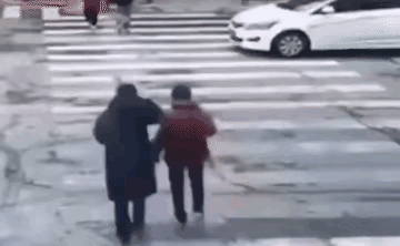 斑马线呢，大货车看不到吗？都说大货车有盲区，可是斑马线总能看到吧？就这么不管不顾