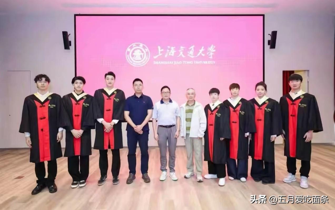恭喜莎莎和曼昱顺利从上海交大本科毕业，再开学，两位就是清华学子了[烟花][烟花]