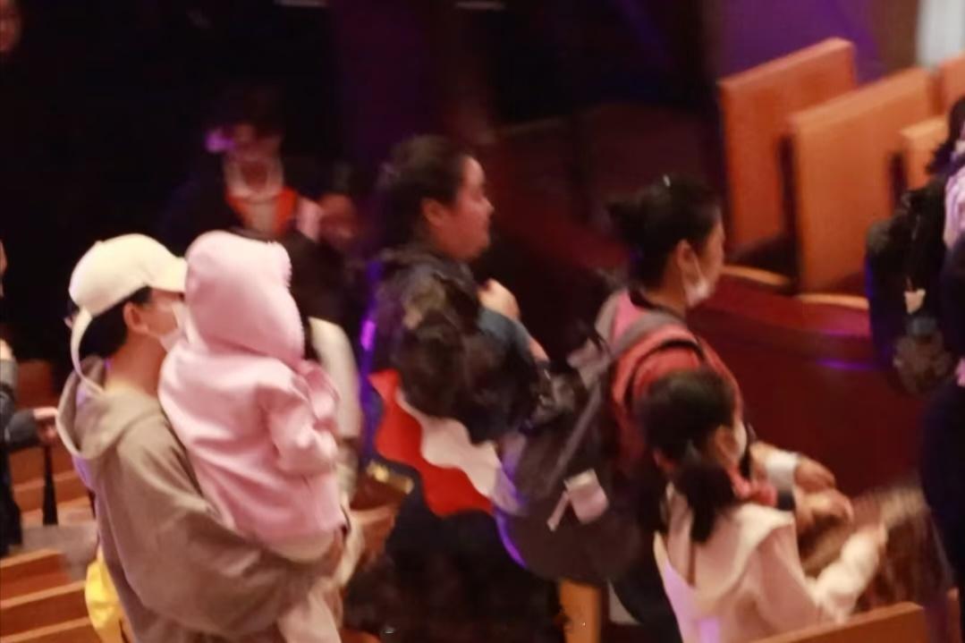 张杰带三个女儿看音乐剧，幸福的一家 