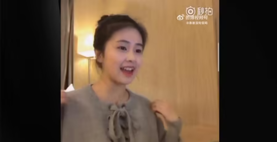 白鹿早年旧照被扒，清纯模样惊艳全网，颜值变化引热议 