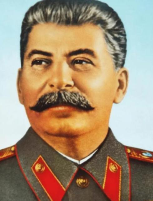 1961年，斯大林坟墓被挖开，军官们将其从水晶棺中抬了出来，迅速剥去他军服上的金