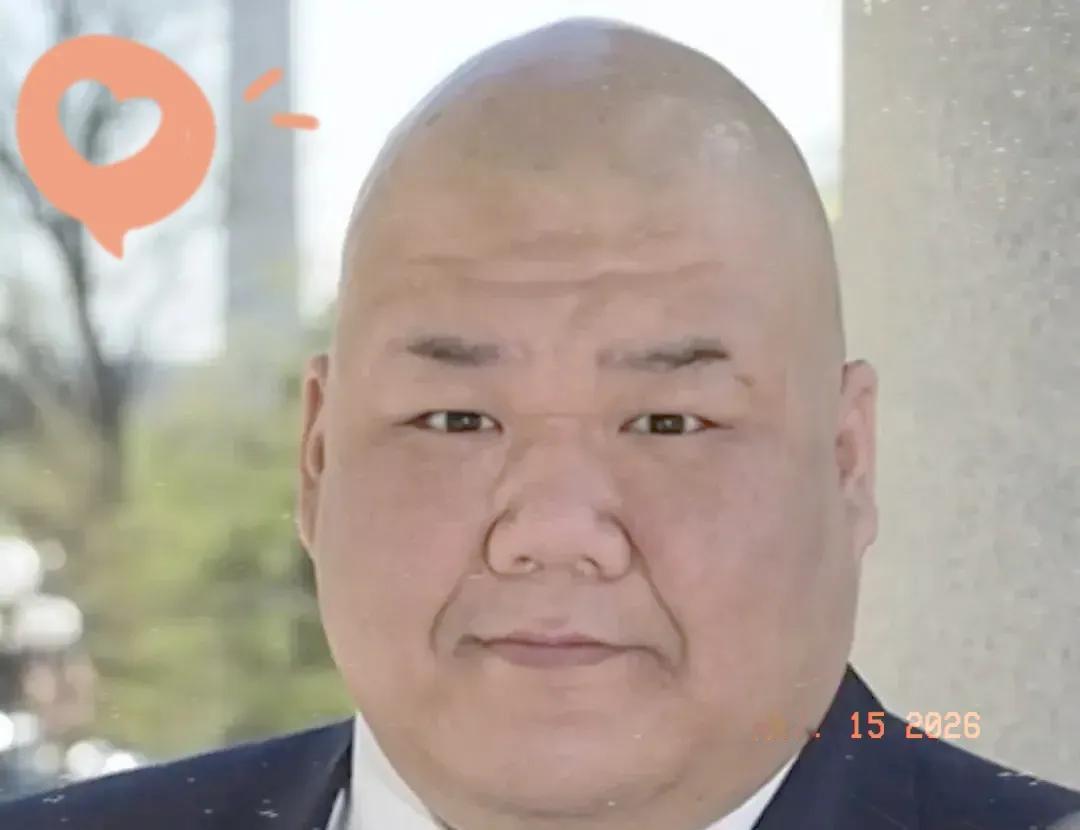 特朗普这趟北京之行，大家都在看黄仁勋，其实真正该琢磨的是那个光头华裔张振熙。
