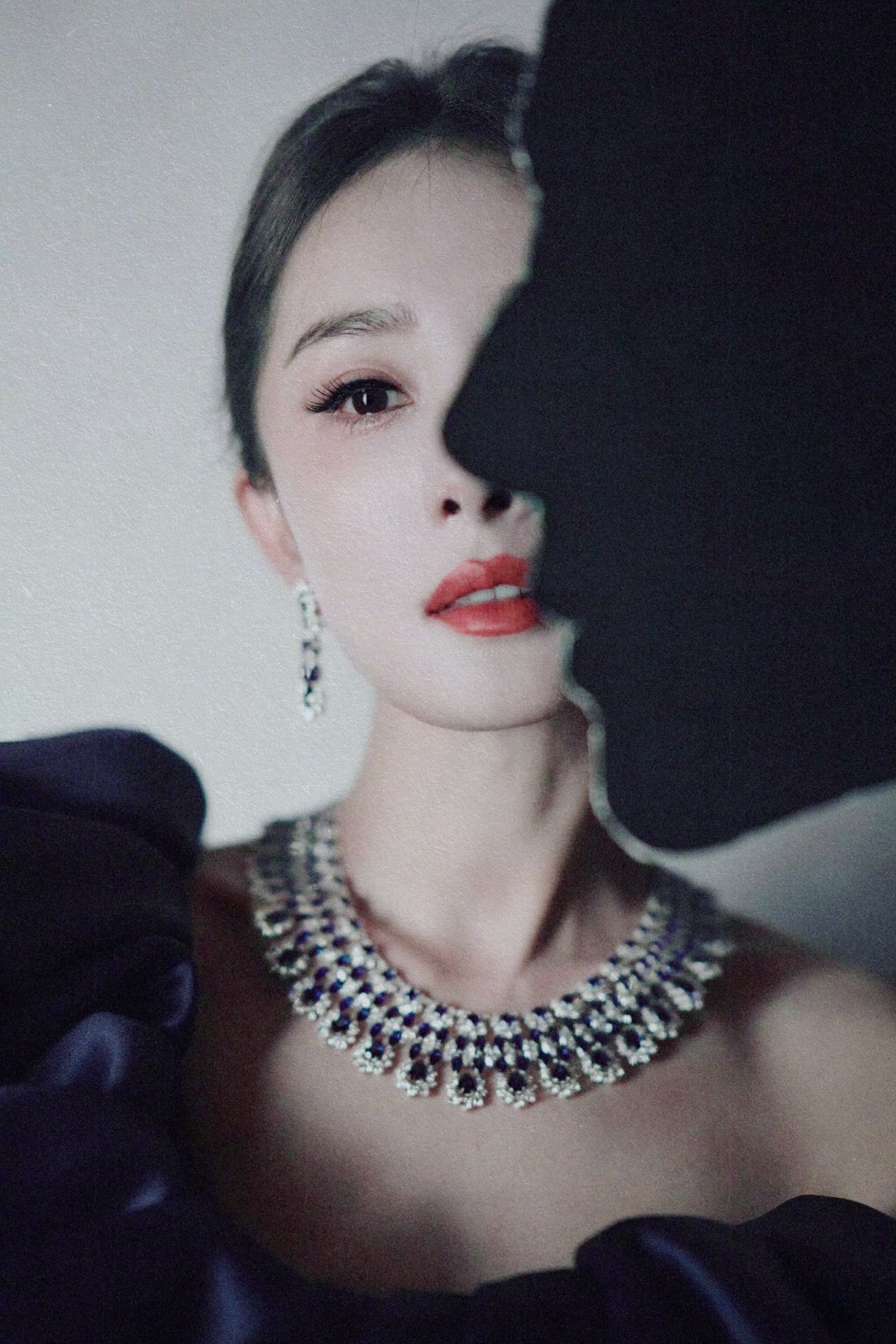 豆瓣崩了杨幂身子斜的都快躺那了杨幂《生万物》，被打了好多一星差评！