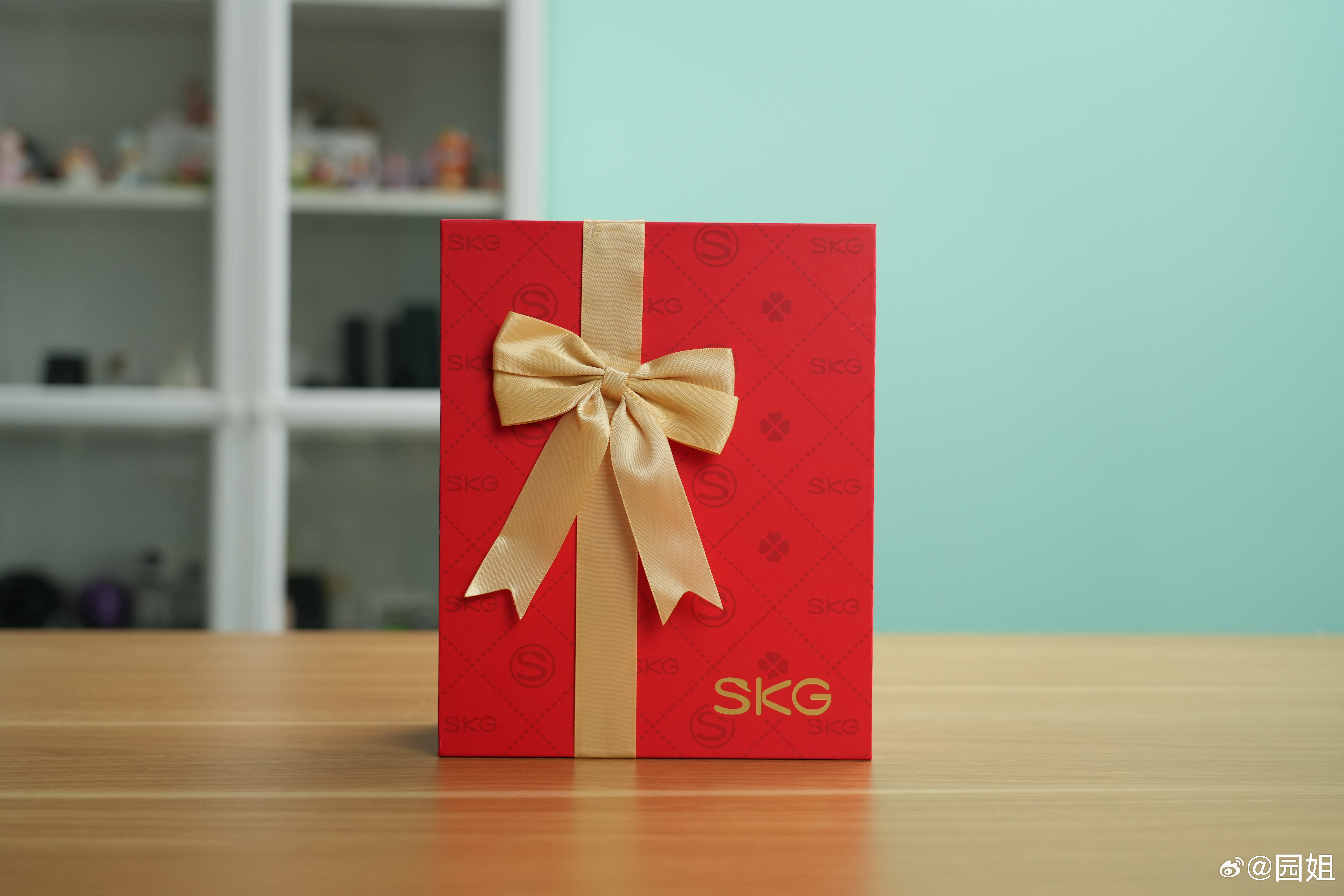 SKG这个新年礼物太实用了，是新款的颈椎按摩仪G7，可折叠设计，轻巧便携，试了一