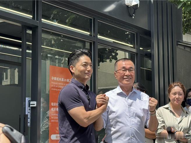 台北市长蒋万安（左）20日与国民党新北市长参选人李四川（右）视察心中山商圈负压式