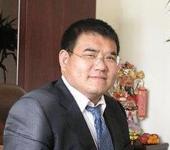 在汶川地震时，一名百亿富豪直接捐款3000万元，然而在救灾晚会上，他临时变卦，偷
