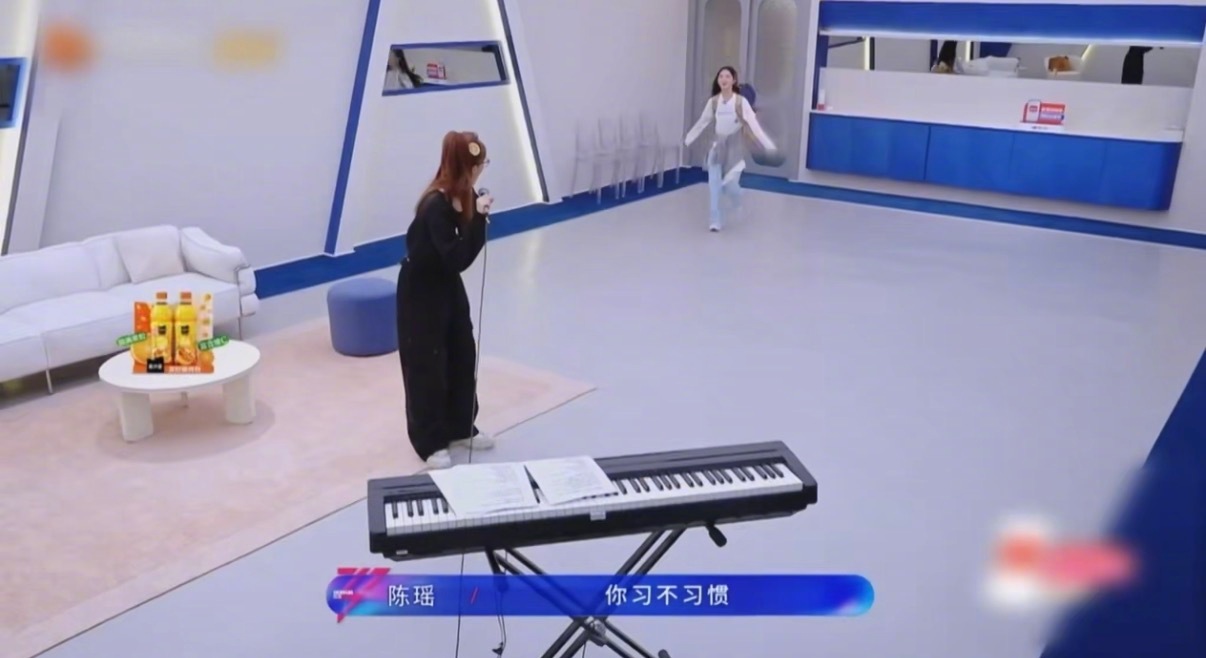 陈瑶这是在浪姐拍偶像剧吗 她背着包蹦进来的时候，我恍惚以为在看《致我们单纯的小美