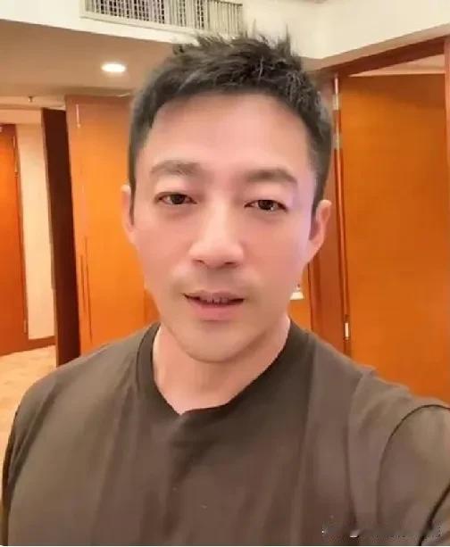 一堆人说汪小菲不该把出去旅游的视频发在网上，也不应该直播。他们甚至还说汪小菲在收