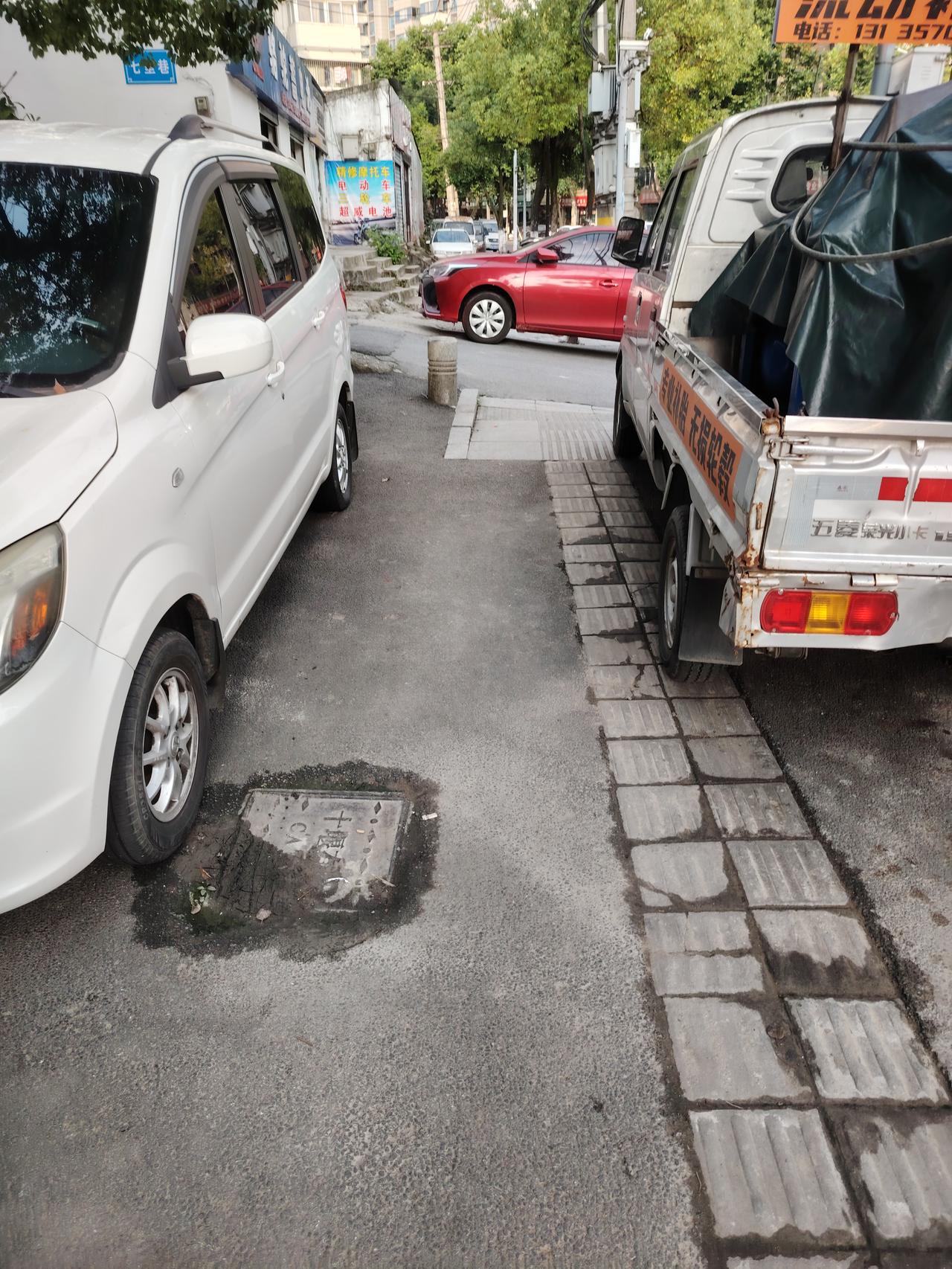 汉江路夏家店至种子公司这段马路的里边有大小十几家修车店，有修摩托车，电动车和私家