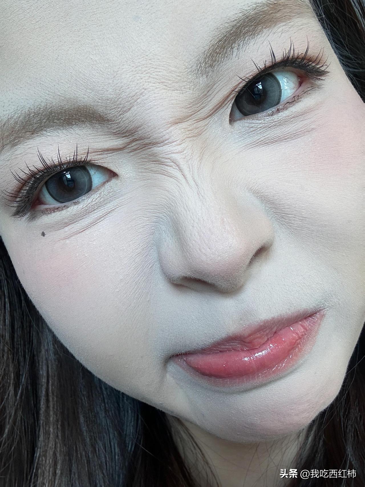 你们不会还在P图吧。
原相机直出，谁能不喜欢这种干净清透的底妆！
感觉定妆真的是