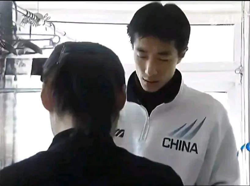 年轻时的安家杰人帅 打球气质也好，还是大力跳发的，那时他也有很多粉丝