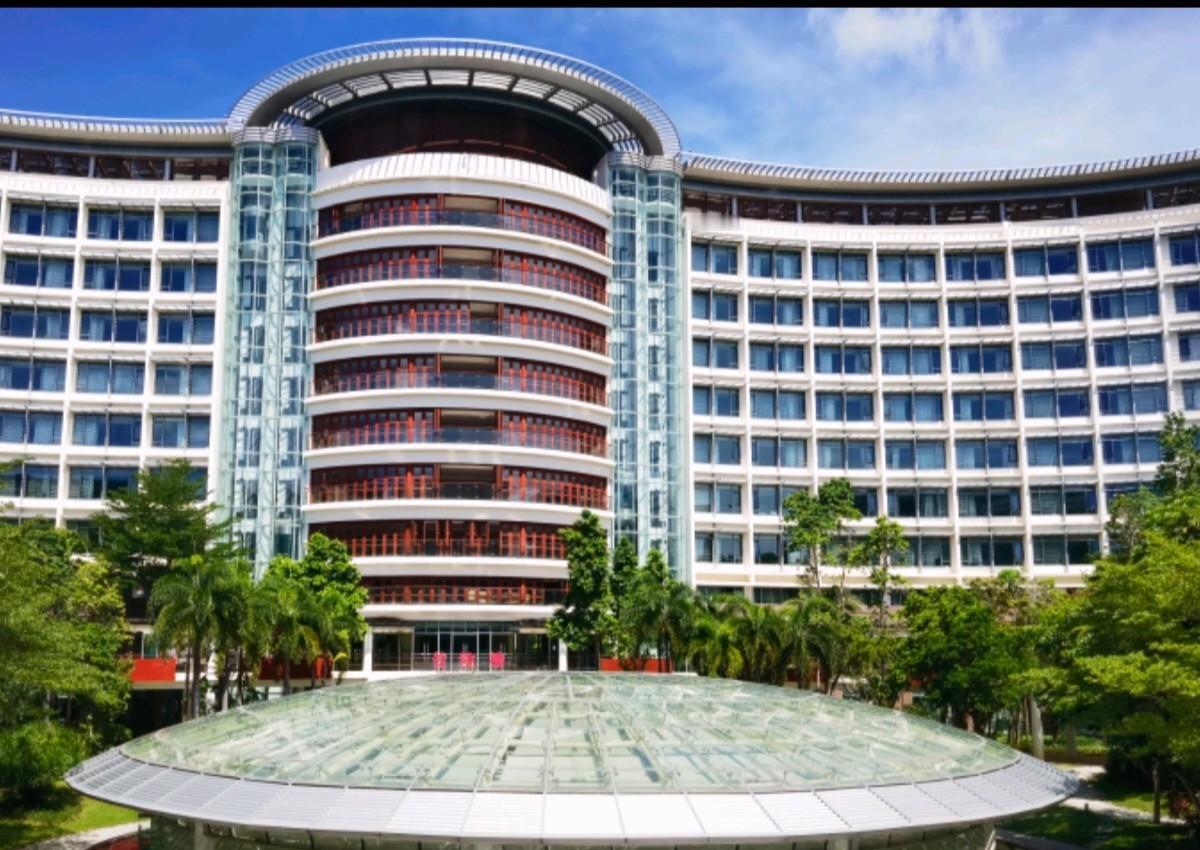 昨天傍晚陪我同学去了301医院
同学老伴突然说左边脸像贴了张凉纸，嘴角往一边歪