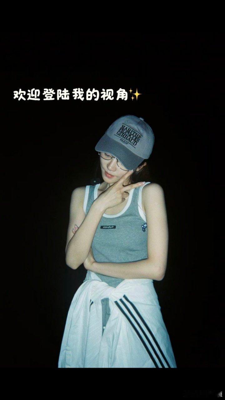 张月素颜扛住了所有镜头张月素颜照被曝光了全程直面镜头毫无修饰，素颜状态舒展又耐看
