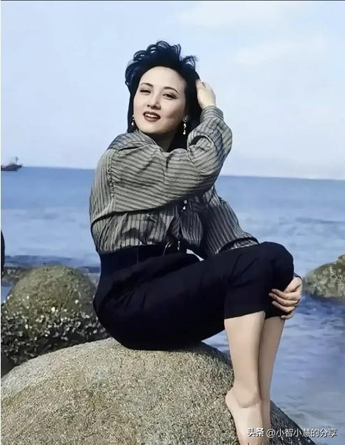 她拥有甜美可人的外形和匀称的身材，是80年代的古典美女，气质不输李秀明和龚雪。
