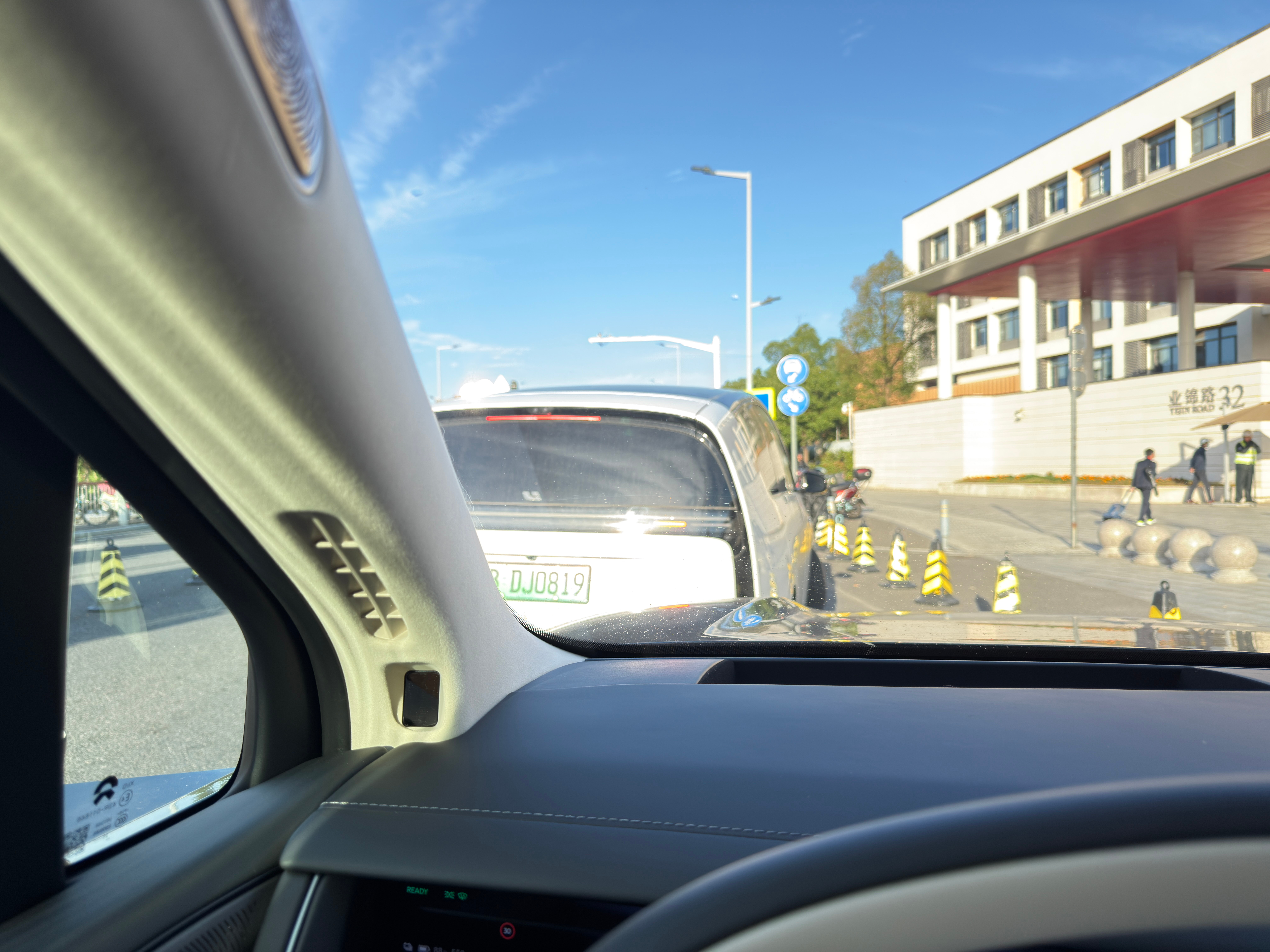 看了下，今天来送娃的MEGA还是很多的。起码看到了5台，刚好我前面都有一台，没细