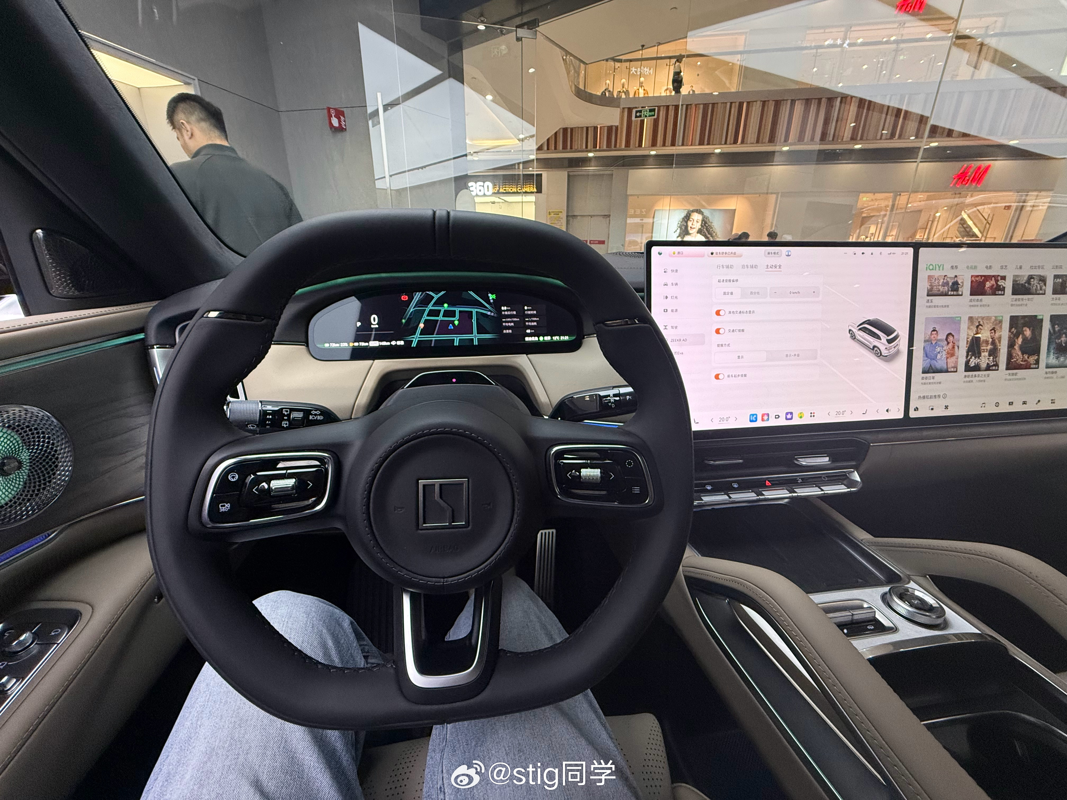 全是实体按键小桌板的高度也非常好极氪8x