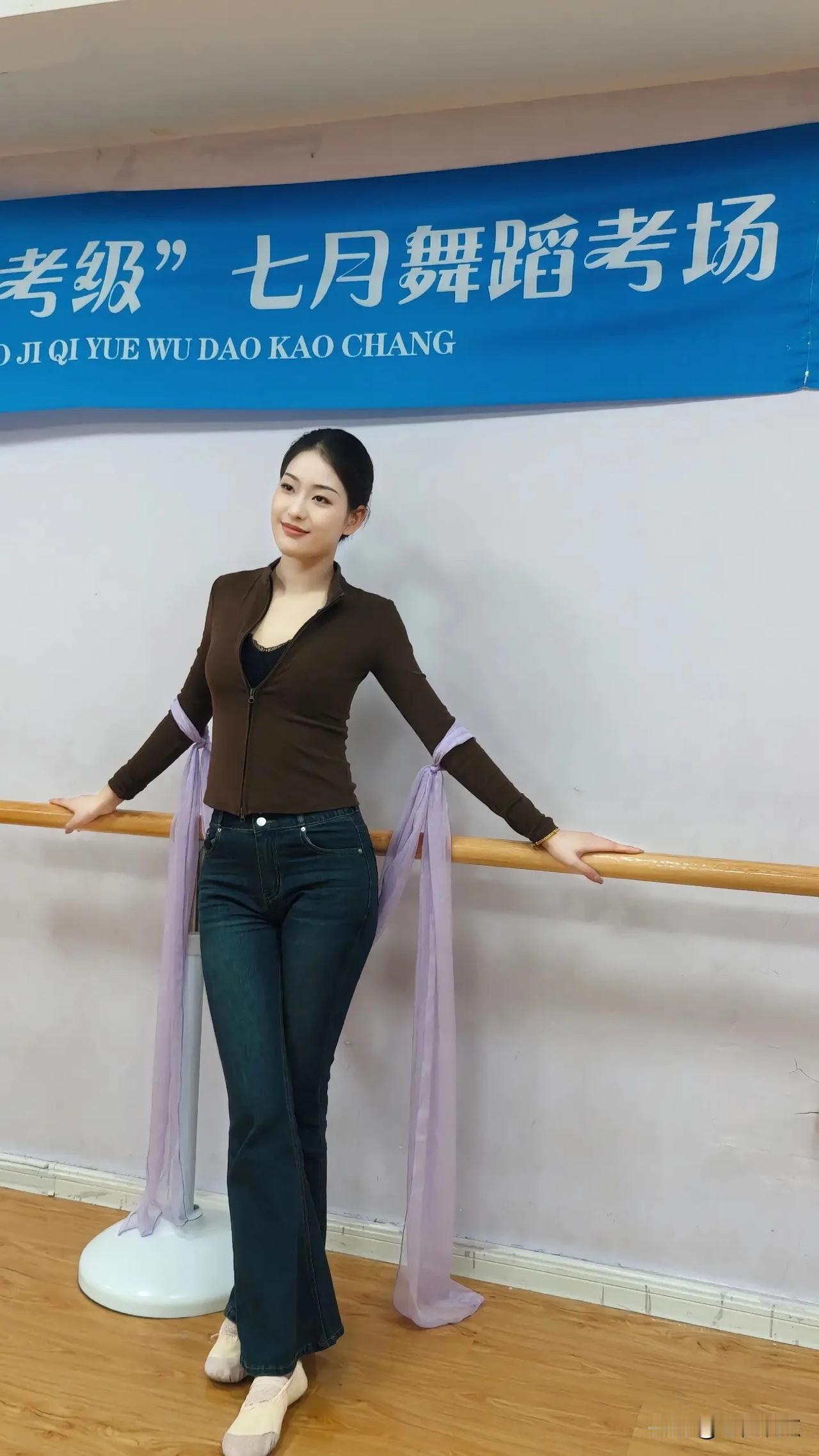 练舞蹈的女孩子气质就是好！舞蹈，美女 清纯舞蹈生 跳舞女 （无任何不良引导）。