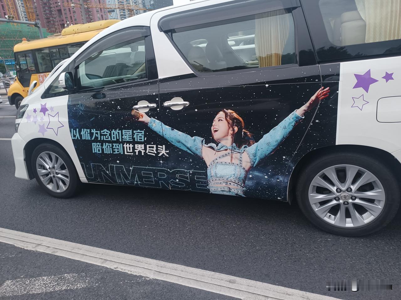今天早上在深圳骑机车，在彩田路偶遇邓紫琪的专用保姆车[笑] 这上海小妞在深圳和香