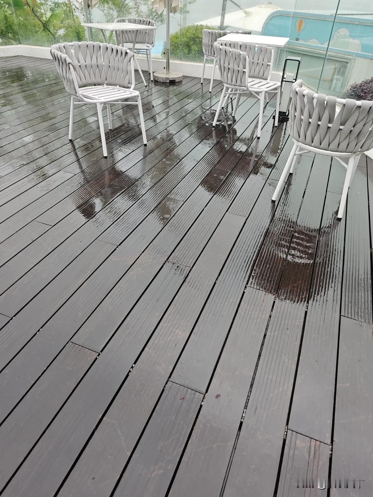 上海普隆分享：户外地板 户外竹地板 防水地板 在洲际酒店 集团旗下VOCO阳光酒