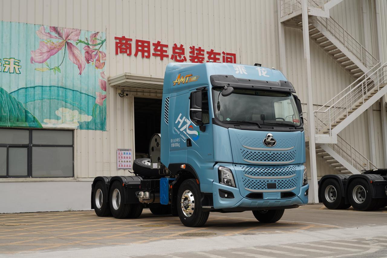 乘龙H7 Pro创赢版LNG牵引车，搭载14.8L大排量燃气发动机，拥有高达56