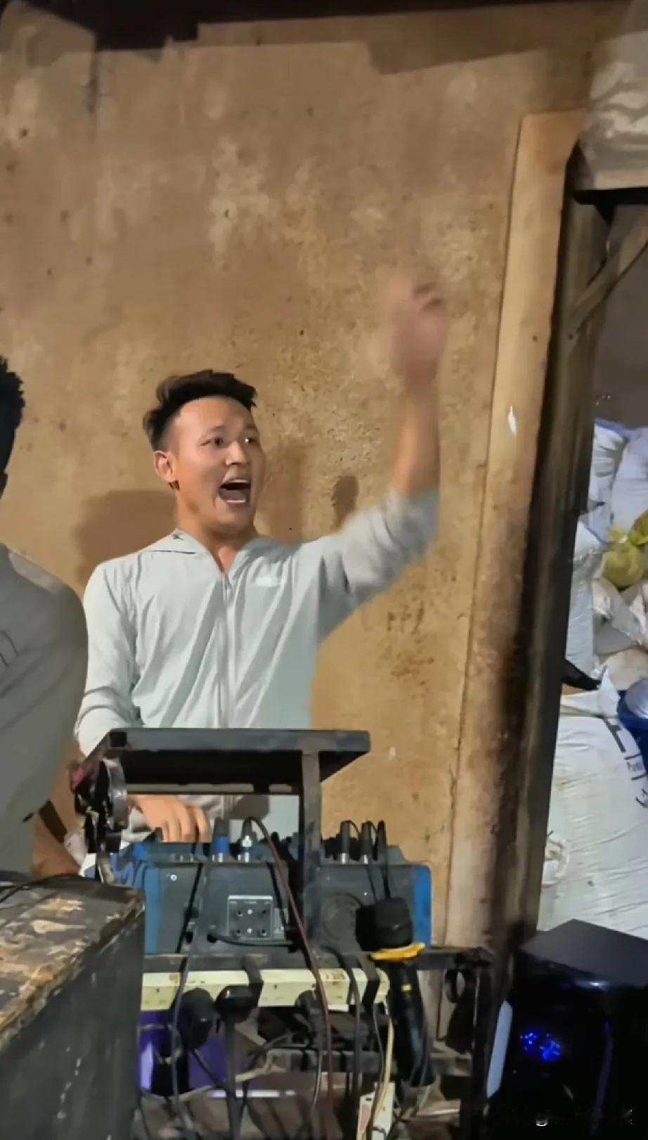 小刘拉乌的摄影师光头强化身DJ，在菲利斯父亲生日宴会上疯狂了一把！
感觉光头强拍