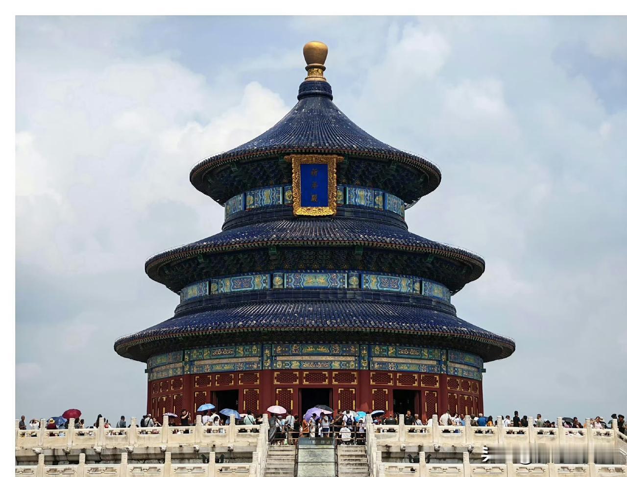 官方认证了
天坛祈年殿的正前方广场上
已被贴心地新增了个红色点位标记
这是官方认