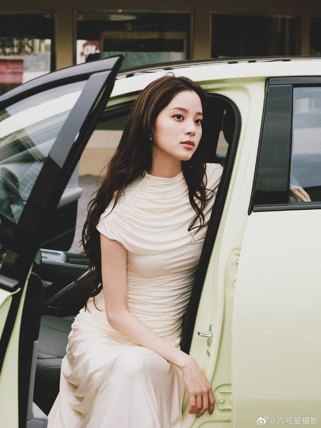 来一组欧阳娜娜的模特大片儿新能源汽车小鹏mona欧阳娜娜 广州