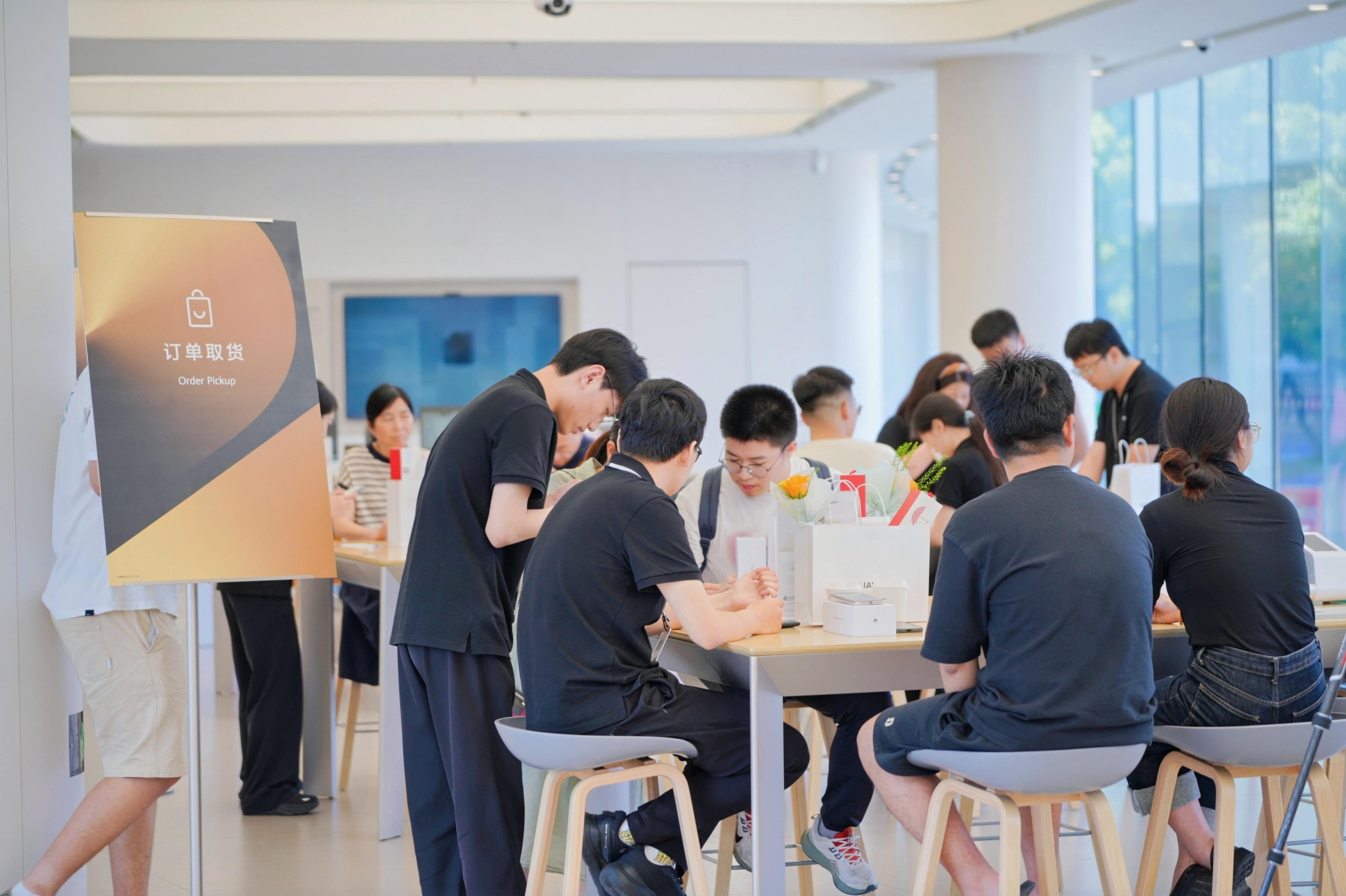 多地华为门店现新机抢购热 华为Pura 80系列今日开售，线下门店排队热潮持续升