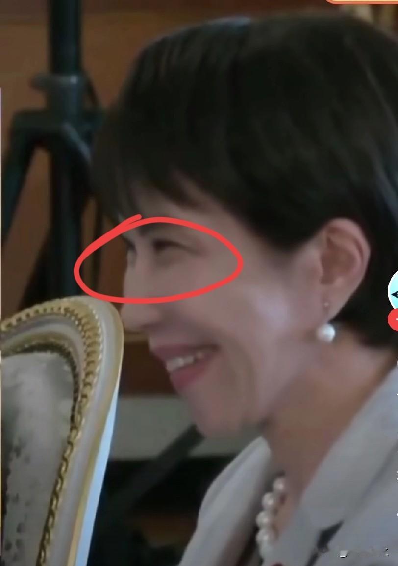 看到高氏早苗的这个动作，
我终于弄明白，为啥她能当选日本的首相了，她身上不仅有一