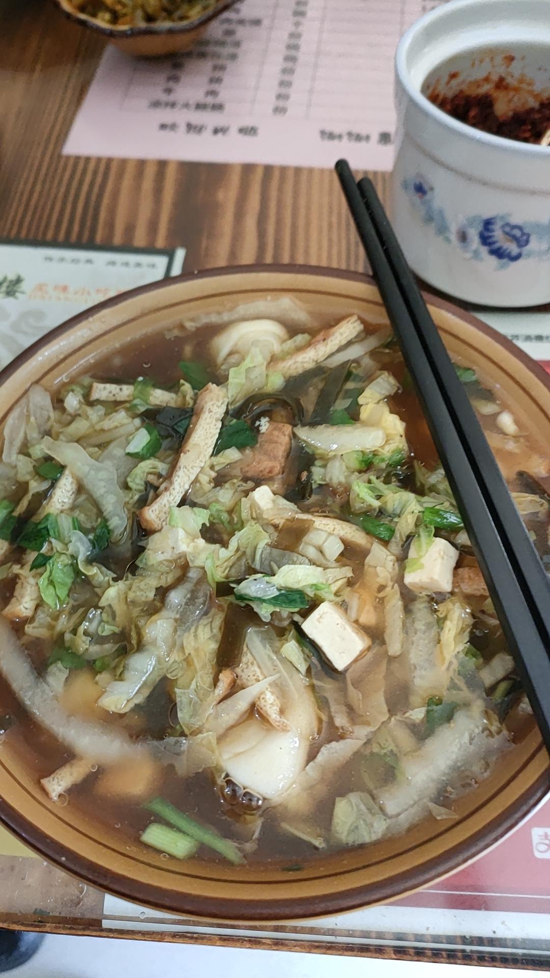 韩城过年的标志性早餐是臊子馄饨，大年初一要先给祖先上供。今天在韩城一家老店点了个