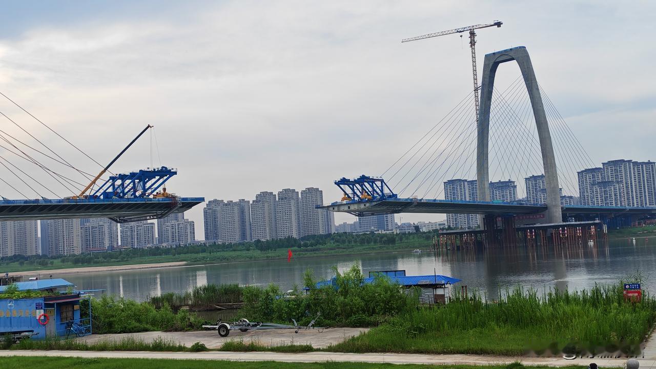 此照片拍摄于7月26日，周日。从现场看，蚌埠延安路淮河大桥预计很快就要合龙了。两