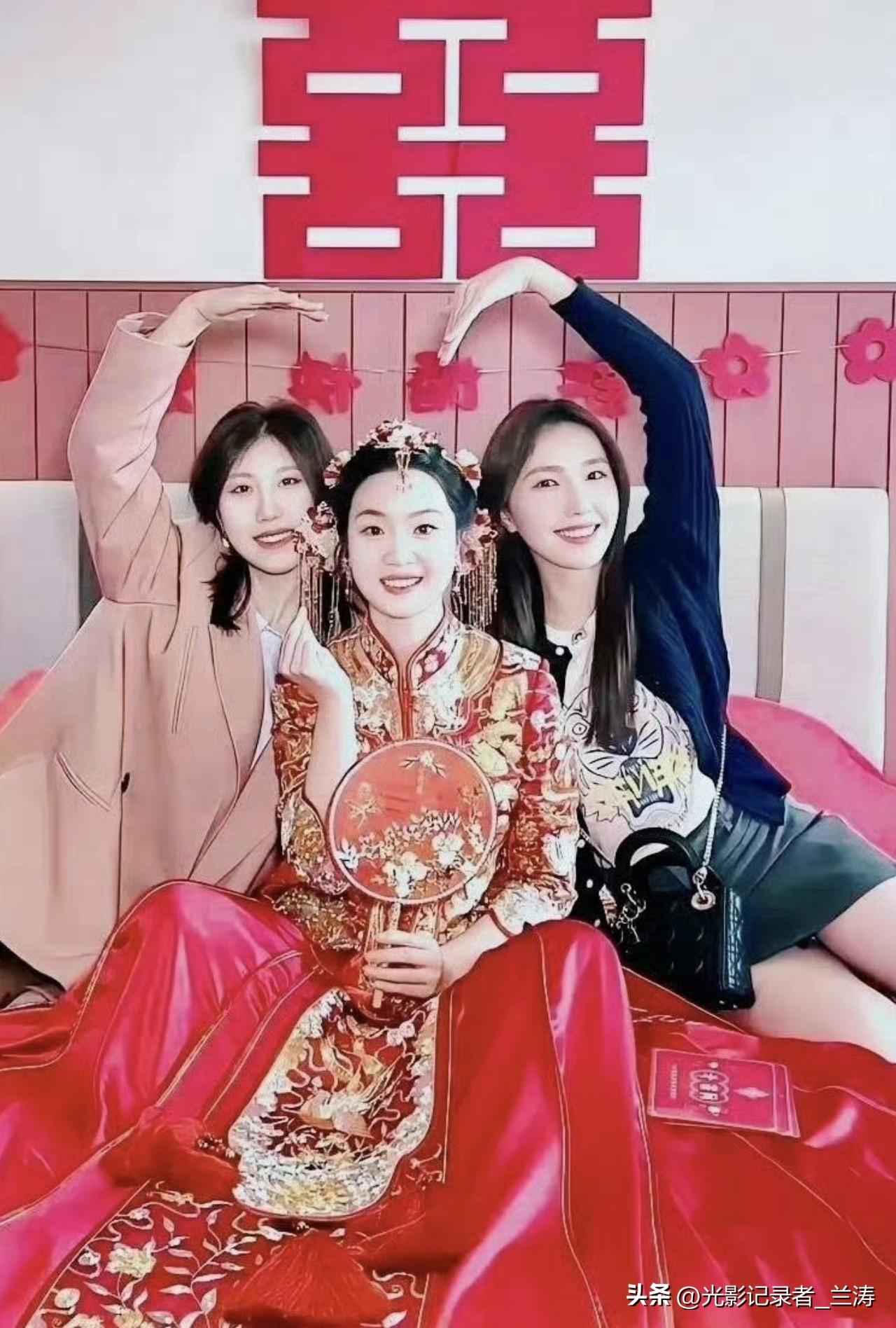 婚礼现场，本是新娘绽放光芒的舞台，可那位身着黑衣服的伴娘却有些“抢镜”了。黑色本