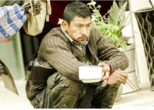 2015年，刘德华在拍摄《失孤》时，蹲在地上吃饭。一个明星耍大牌：“这盒饭是人吃