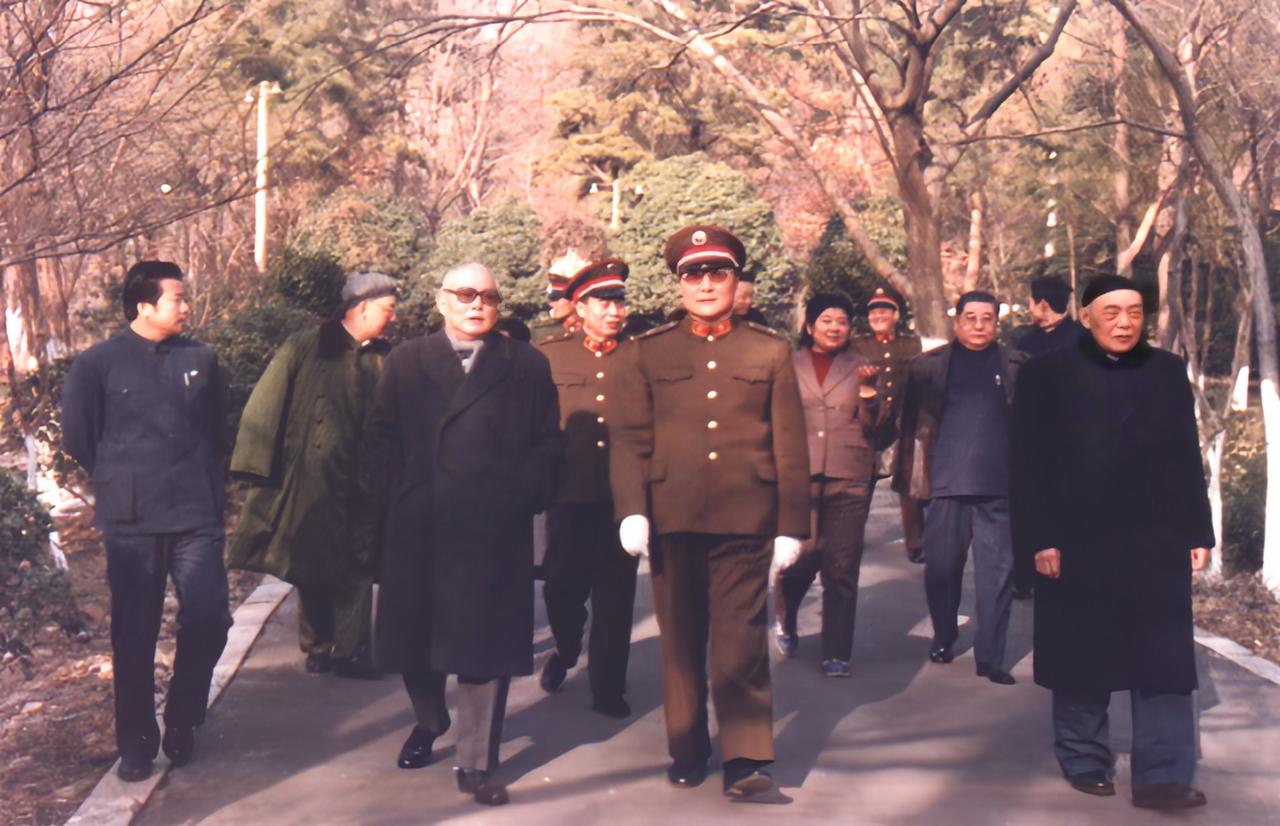 1985年12月6日，国家主席李先念视察南京中山陵，前排左二是李先念。左三穿军装