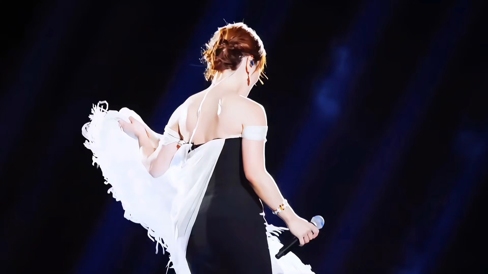 我还是觉得这个造型没有官图真的好可惜…/ 再次修的时候才特别注意到转身撩拖尾的时