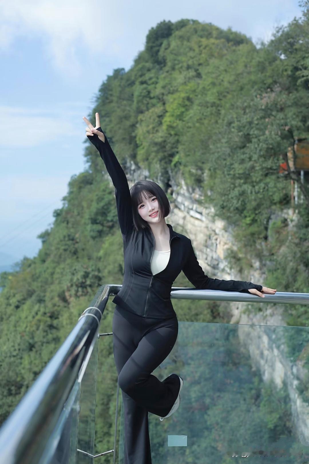 她对着山景比了个胜利手势。