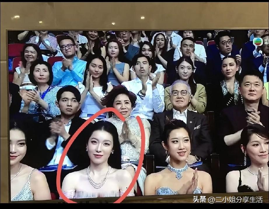 2026香港小姐观众席上的美女
女明星 tvb
猜猜这是谁？2026香港小姐决赛