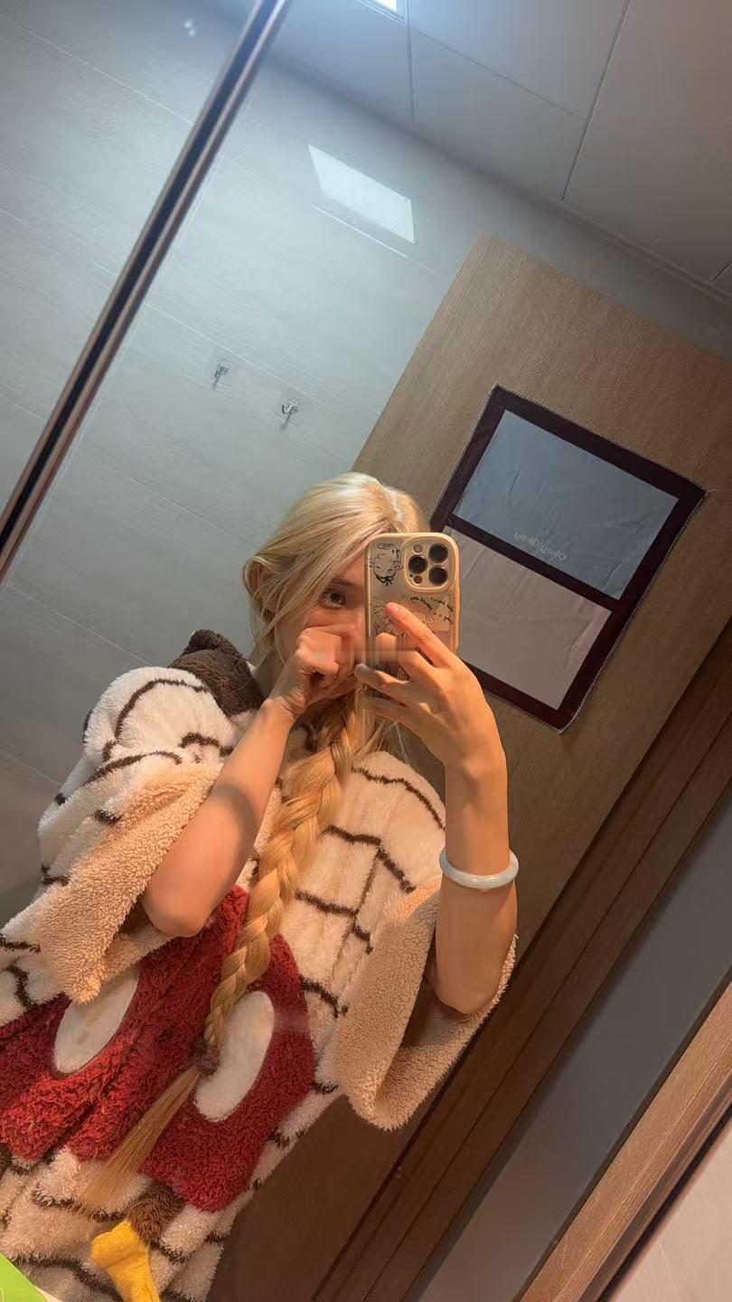 就这样萌萌的看老公加班....... 