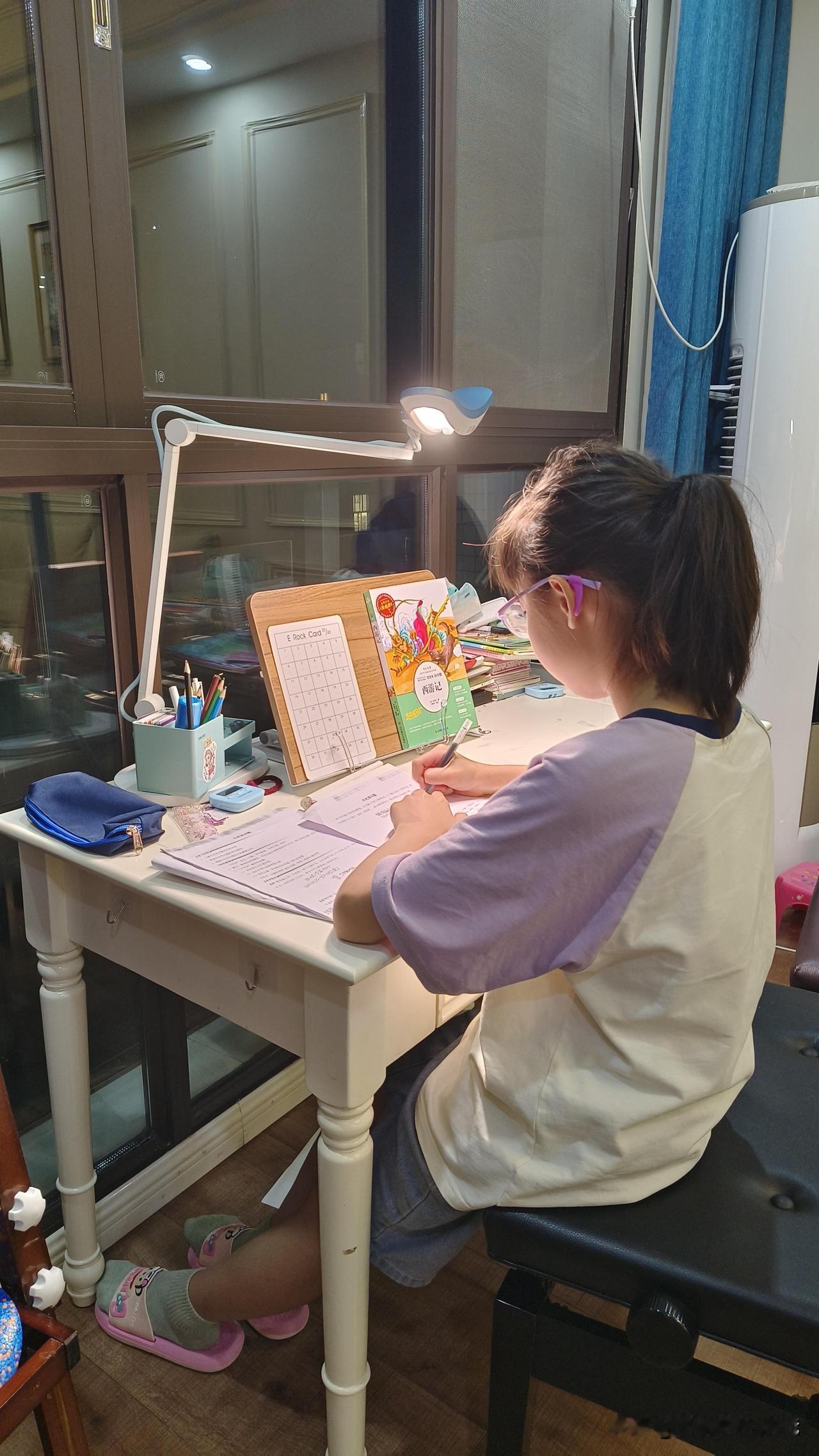 女孩更应该要比男孩多读书，从古至今不管是家庭还是社会对女人都是不公平的，要想改变