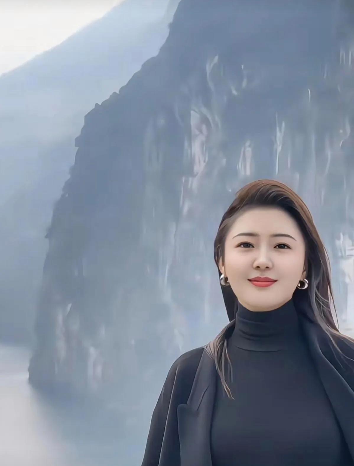 浪淘沙·东岳泰山
文/无冕诗人

1
岱顶入云端，
雄伟奇观。
青葱翠柏掩山川。