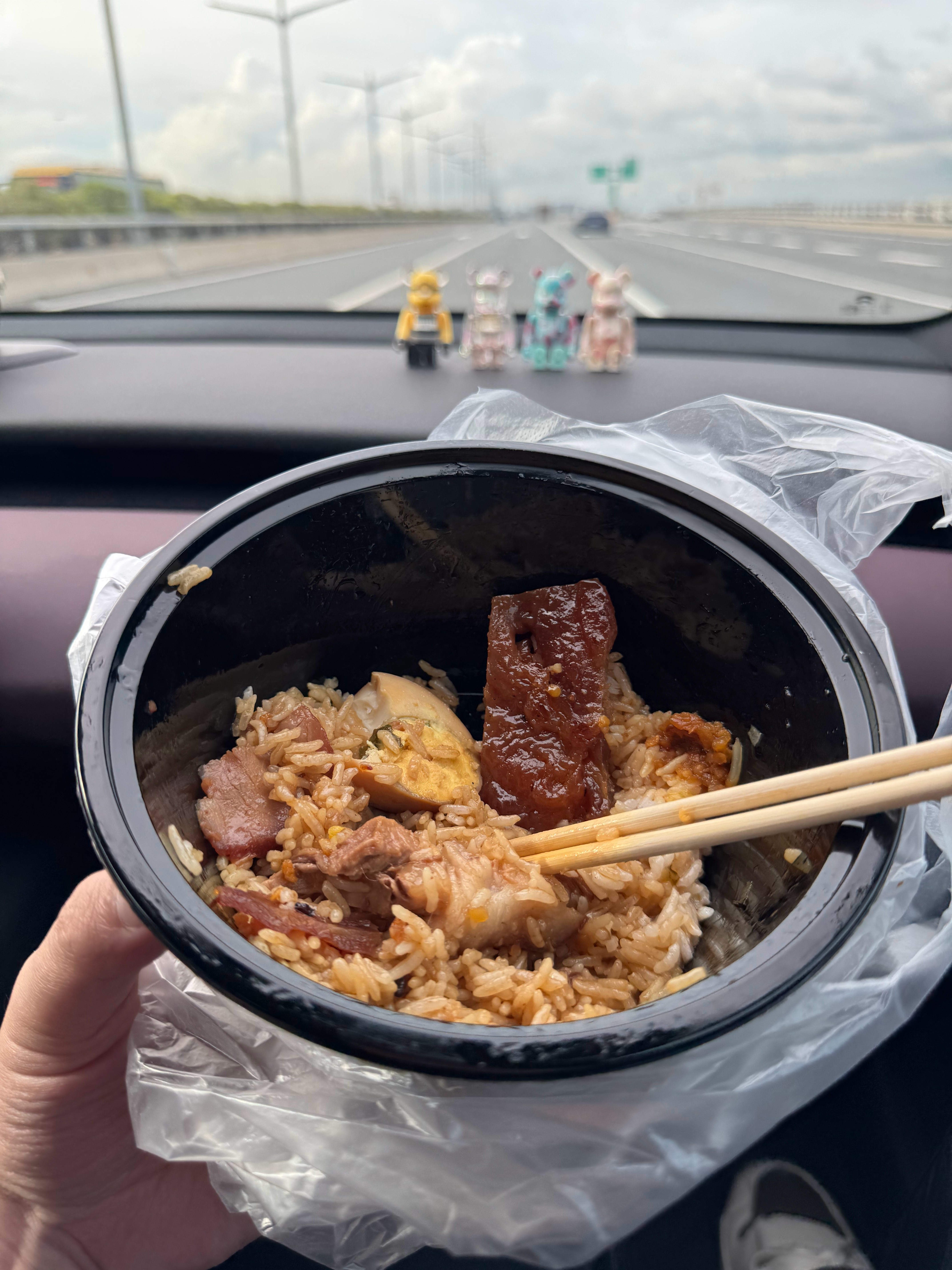最近每天都是在路上，现在去试驾小鹏G7，在路上把我猪脚饭吃了[馋嘴]牛马命[笑c