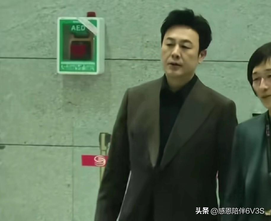 张颂文这气质真的绝了！亦正亦邪，走路带风，满满老港星的味道。他和高启强简直是互相